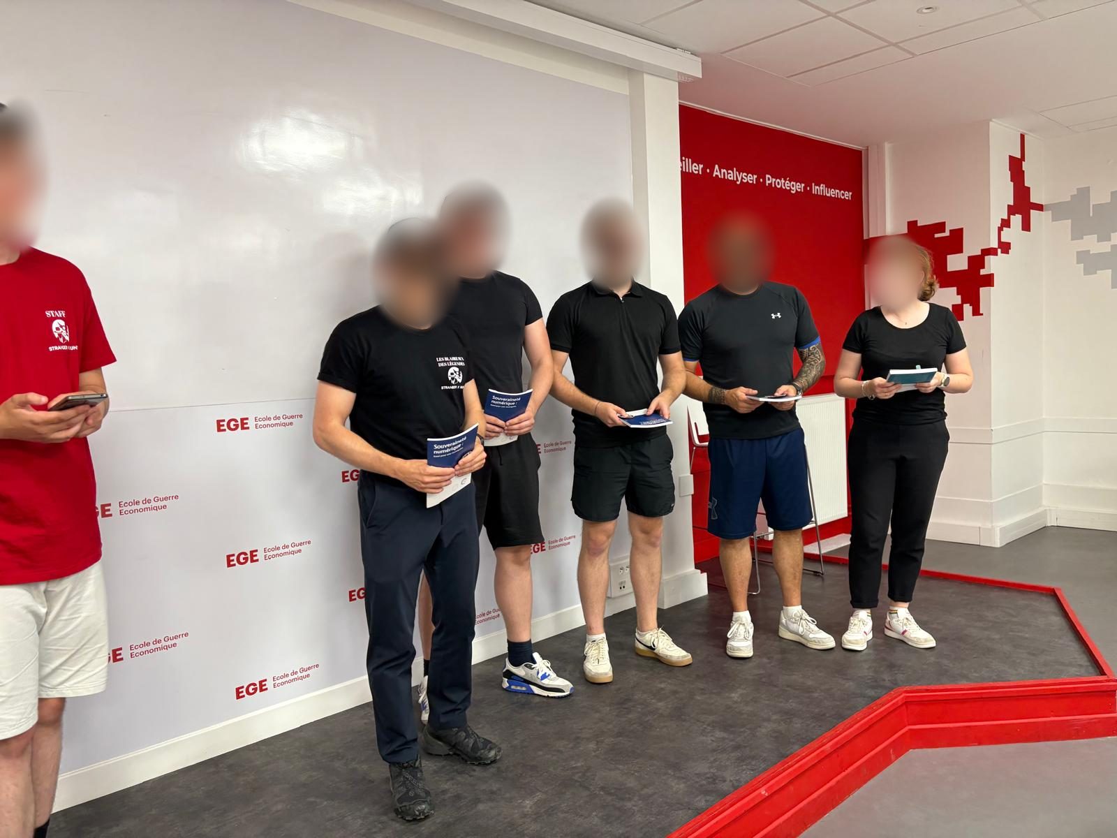 Les blaireaux alignés à l'École de Guerre Économique lors du CTF Hunt